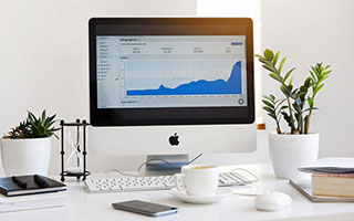 六台：伊斯科拄拐回到贝蒂斯训练基地，恢复情况良好